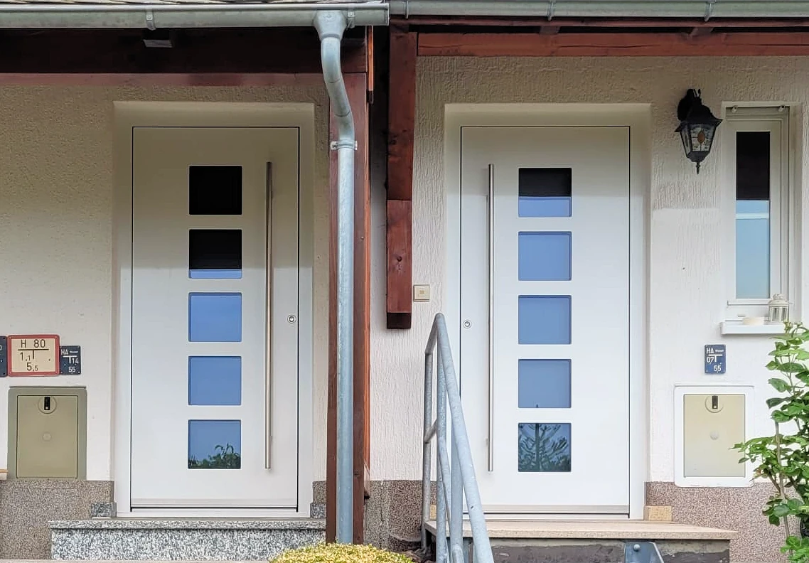 Inotherm Aluminiumhaustür als moderner Hauseingang mit Seitenteil