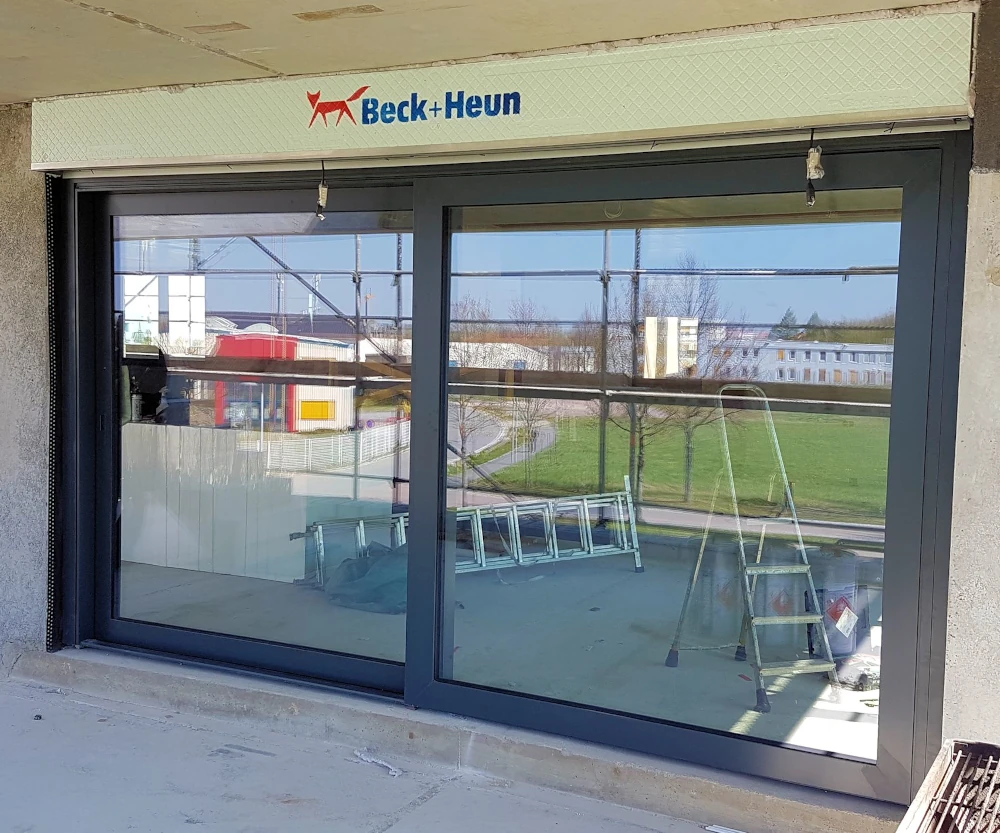 Aufsatz-Raffstore im Kasten über einer großen Glas-Schiebetür