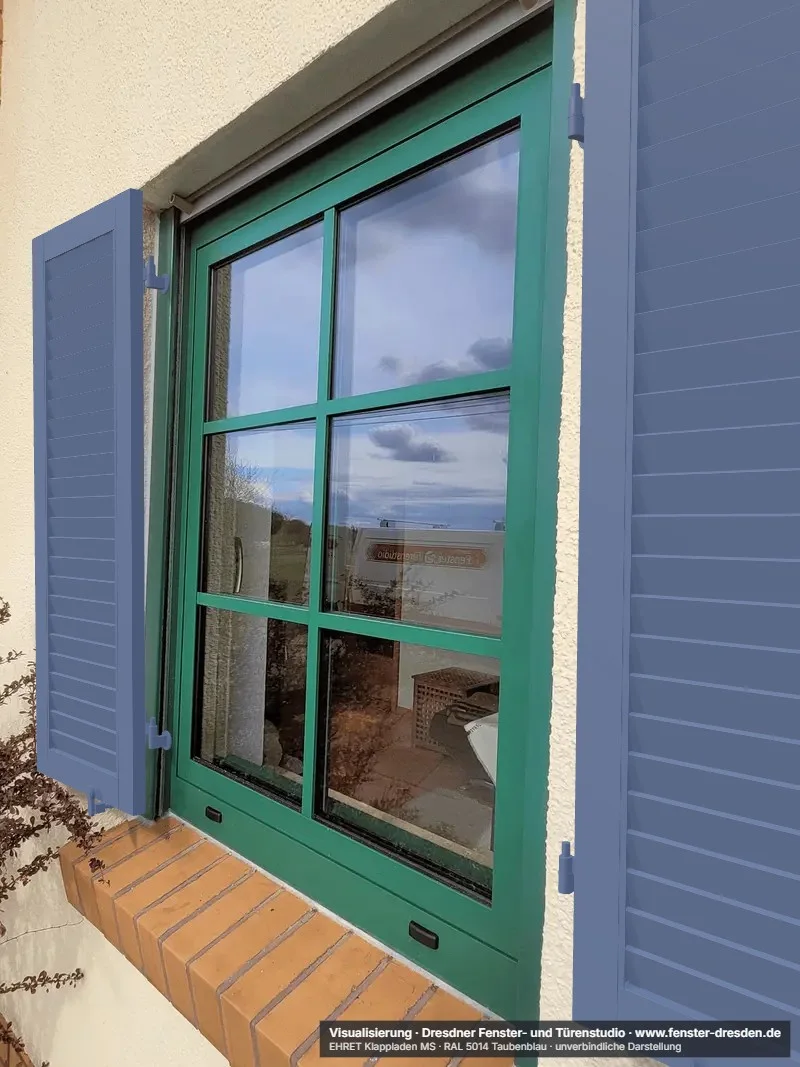 3D-Gestaltungsvorschau: MS-Klappläden in Graublau an einem grünen Holzfenster im Referenzfoto