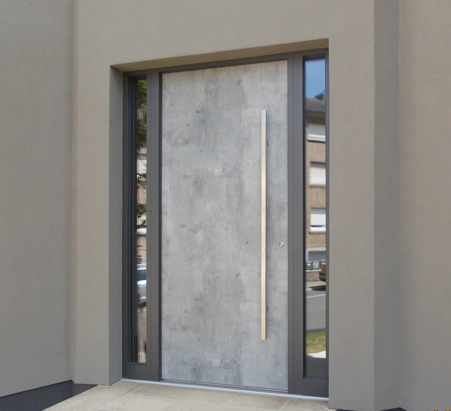 Moderne Doors Haustür in Steinoptik mit Seitenteilen als Herstellerbeispiel