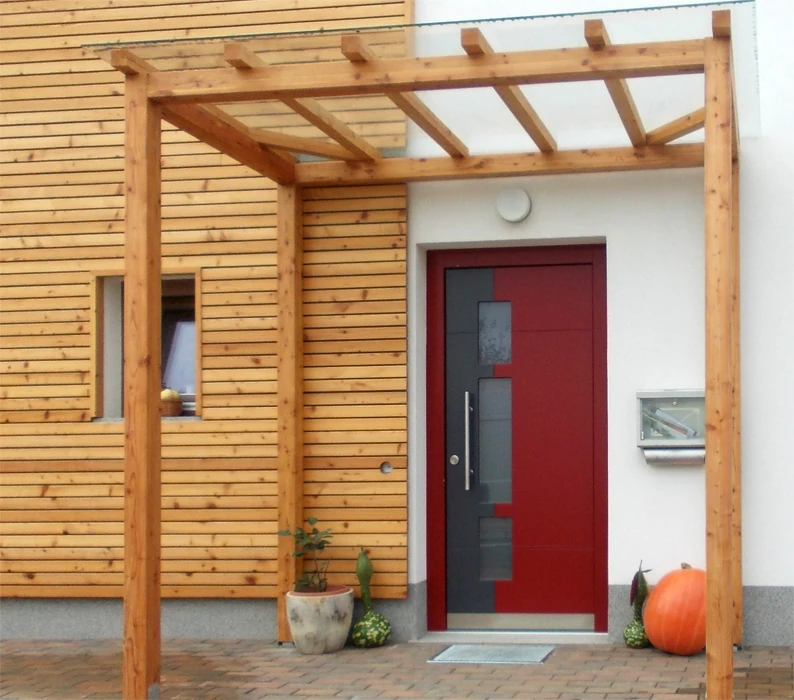 Moderne rote Doors Haustür an Holzfassade als Herstellerbeispiel