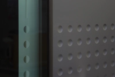 Detail einer Inotherm Aluminiumhaustür mit Glas und strukturierter Oberfläche