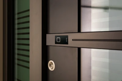 Detail eines Inotherm Fingerprint-Griffs an einer Aluminiumhaustür