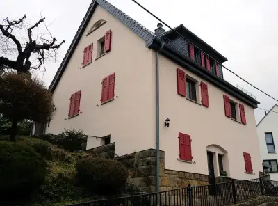 EHRET Klappladen Basel SE in Rot an einer Hausfassade