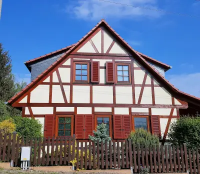 Braune Klappläden mit Lamellen an einer Hausfassade