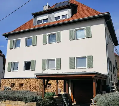 EHRET Klappladen MS in Grün an einer Hausfassade