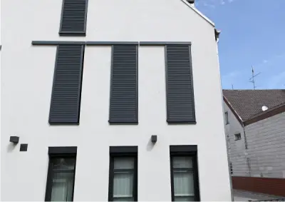 EHRET Schiebeladen Paris-MAX70 in Anthrazit vor einer modernen Fassade