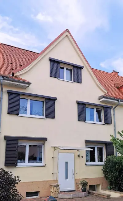 EHRET Schiebeladen SL in Anthrazit an einer Hausfassade